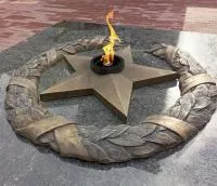 Бронзовый венок со звездой вечного огня в Выксе (518550)